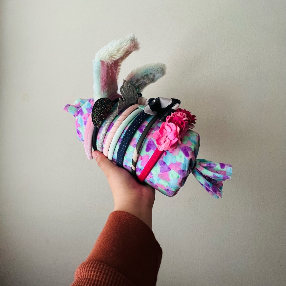 HEART THEME HEADBAND HOLDER